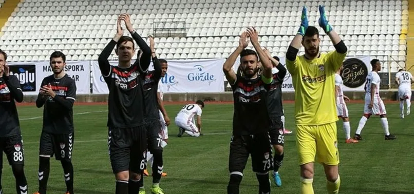 Manisaspor gençlere sarıldı