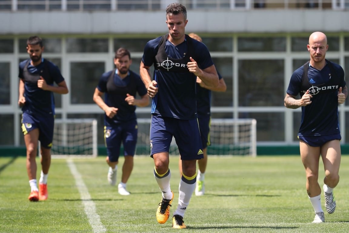 İlk kurban Robin van Persie