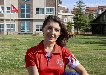 Milli paraşütçü Merve Gülşah Arslan'dan rekor uçuş!