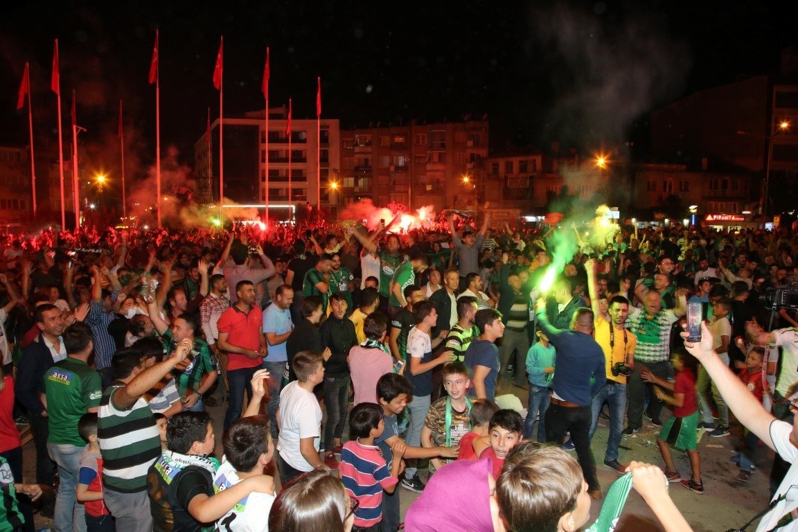 Akhisar sokağa döküldü!
