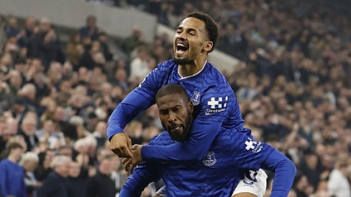İngiltere Premier Lig'de Everton, Chelsea'yi 3 golle geçti!