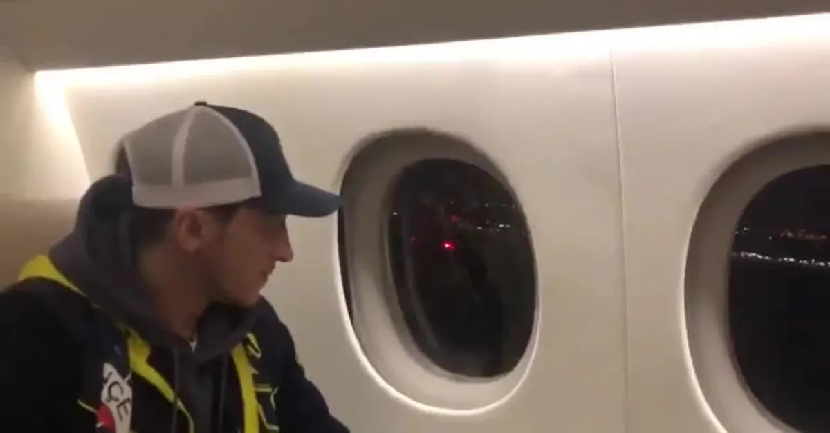 Mesut Özil İstanbul'a geliş görüntülerini paylaştı! İşte uçağın içindeki eğlenceli anlar