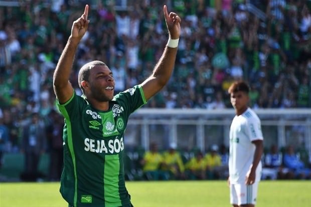 Chapecoense gözyaşlarıyla sahada