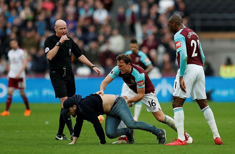 West Ham United-Burnley maçında saha karıştı!