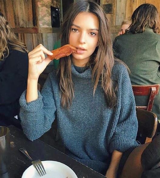 Emily Ratajkowski, Juventus’un gecesine damga vurdu