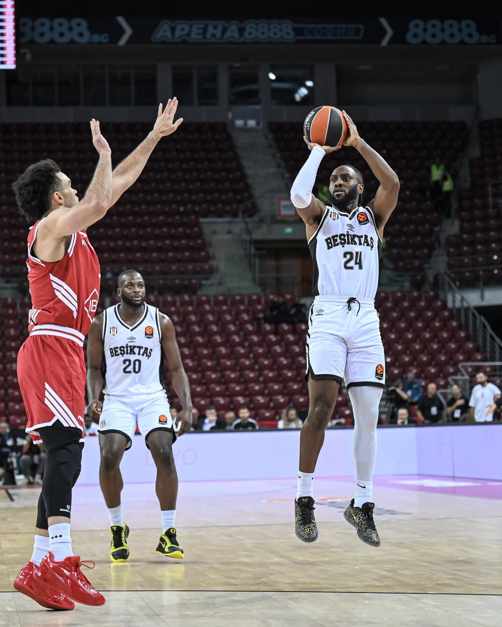 Beşiktaş, Hapoel Tel Aviv'e deplasmanda yenildi
