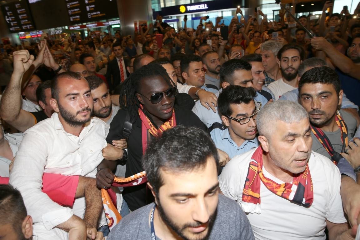 Bafetimbi Gomis araca bindi o soruyu sordu