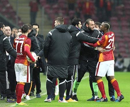 Arena koridorlarında büyük kavga
