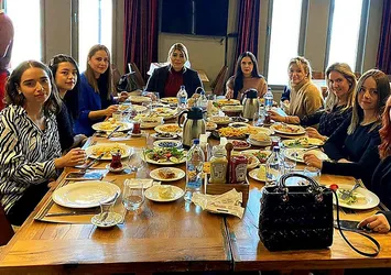 Berna Gözbaşı ilginç bir olaya imza attı!