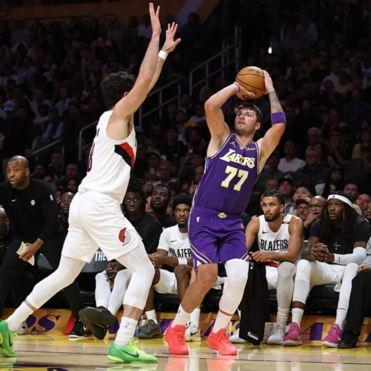 NBA'de Los Angeles Lakers, Luka Doncic'in 41 sayı attığı maçta sezonun ilk mağlubiyetini aldı!