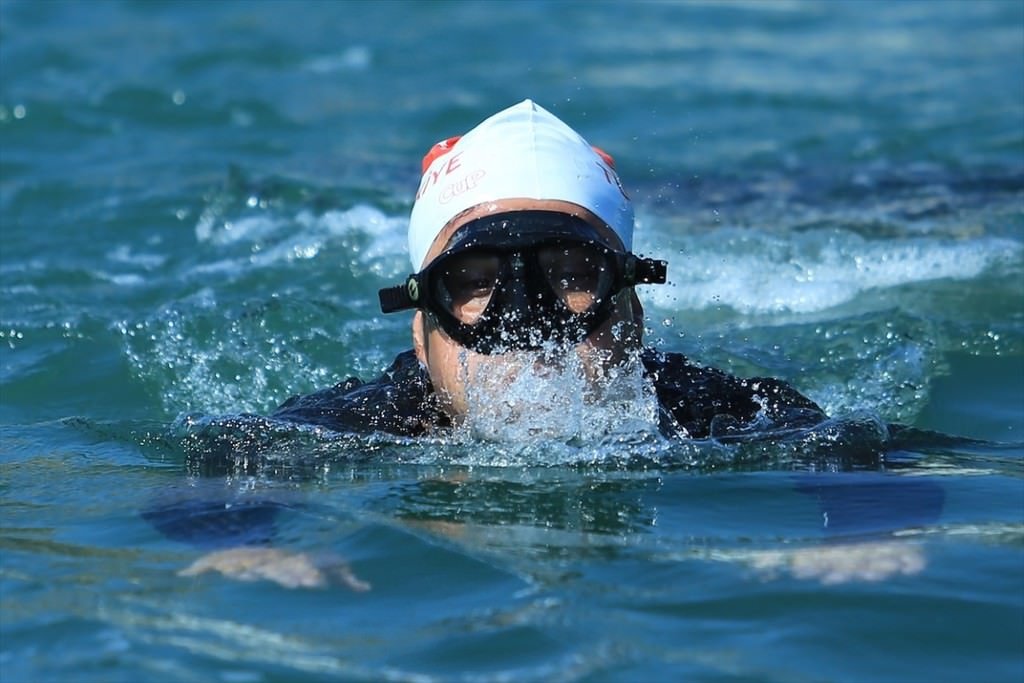 Çocukluğunda düştüğü denizden dünya rekoruyla çıktı