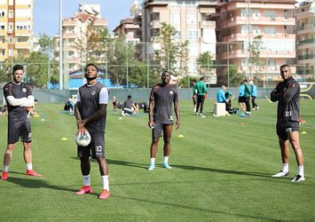 Alanyasporlu futbolculardan sosyal mesafeli poz