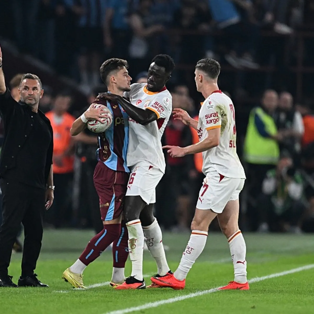 Trabzonspor-Galatasaray derbisinde kırmızı kart!