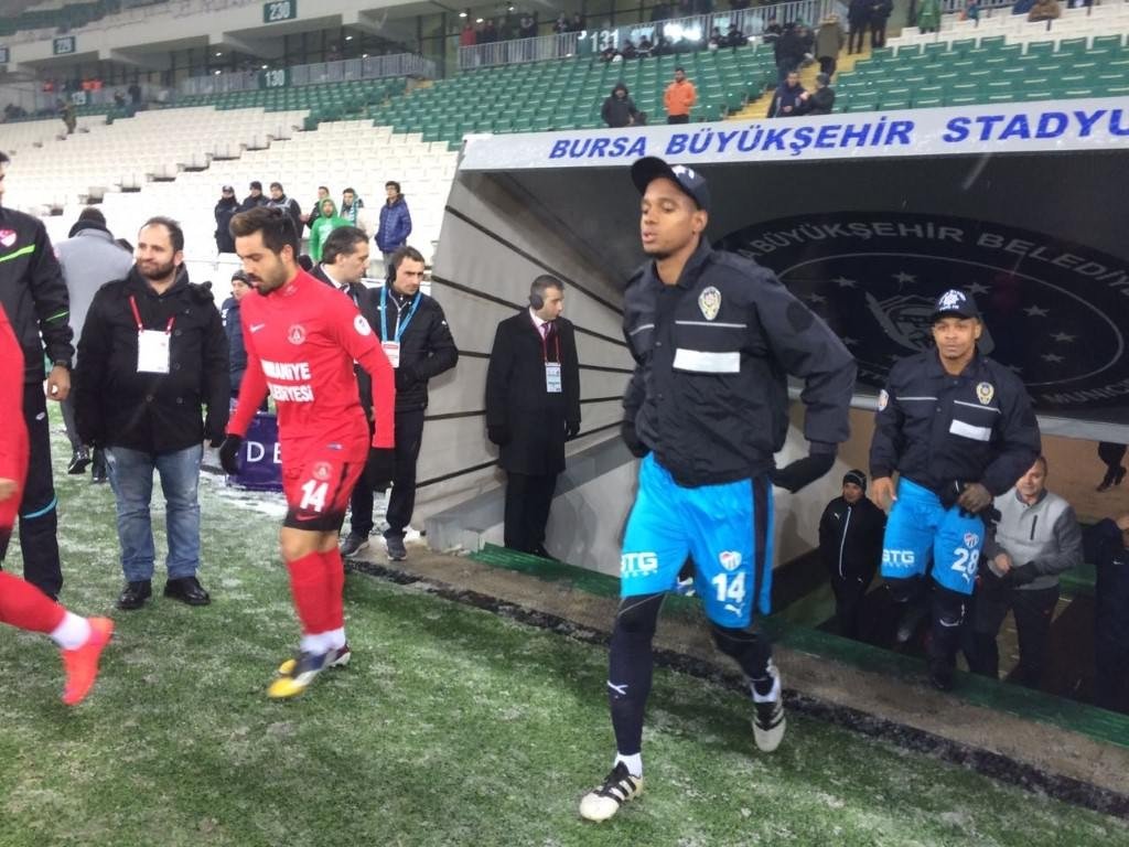 Bursaspor sahaya çevik kuvvet montlarıyla çıktı