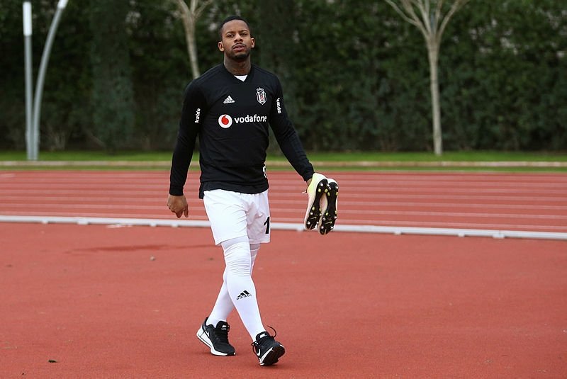 Beşiktaş’ta Demirbay sürprizi