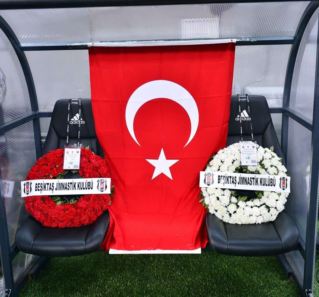 Vodafone Arena’da herkes kol kola