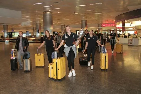 Avrupa şampiyonu VakıfBank yurda döndü - 1