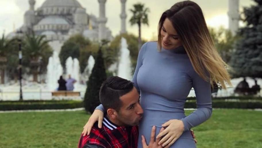 Sergio Aguero Nun Yanindaki Dovmeli Guzel Iste Futbolcularin Esleri Ve Sevgilileri