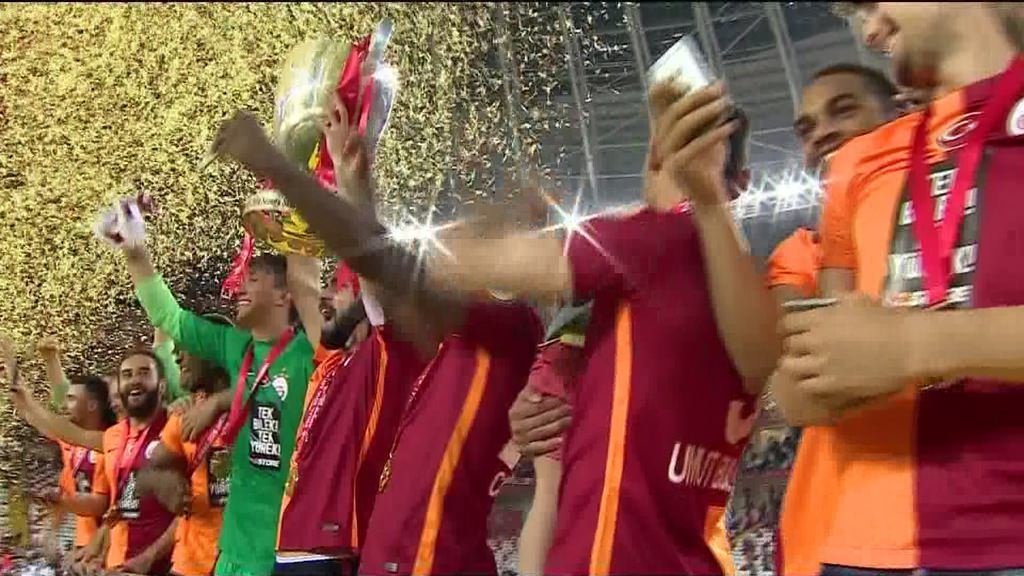 Aslan kupasını kaldırdı!