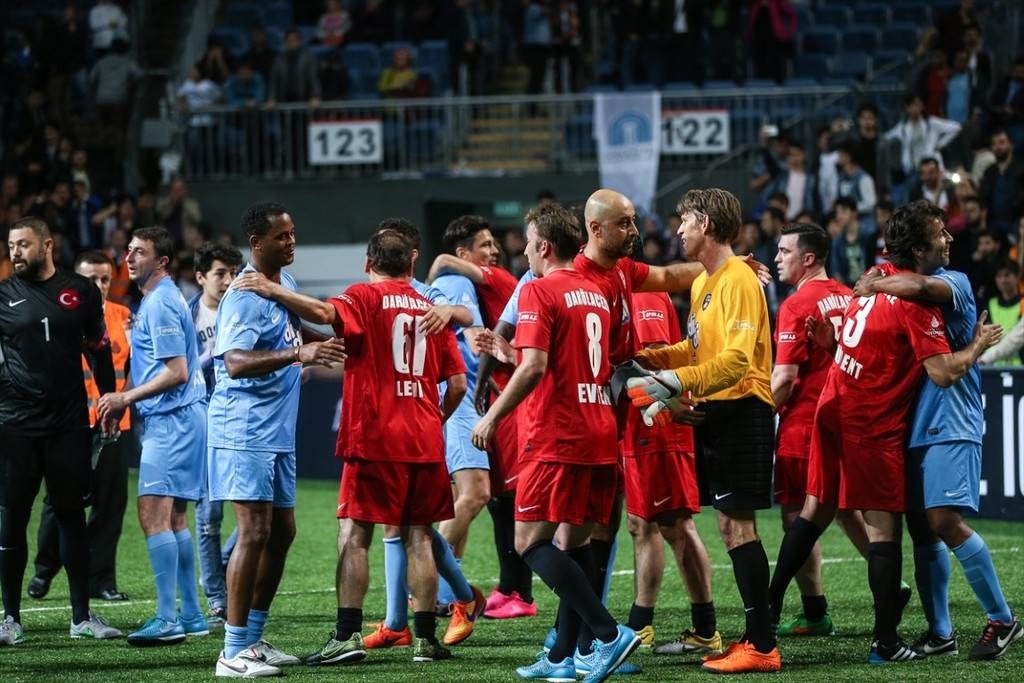 Futbolun yıldızları Darülaceze için oynadı
