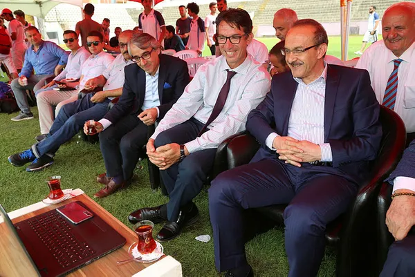 Oğlunun final maçını bilgisayardan takip etti - 1