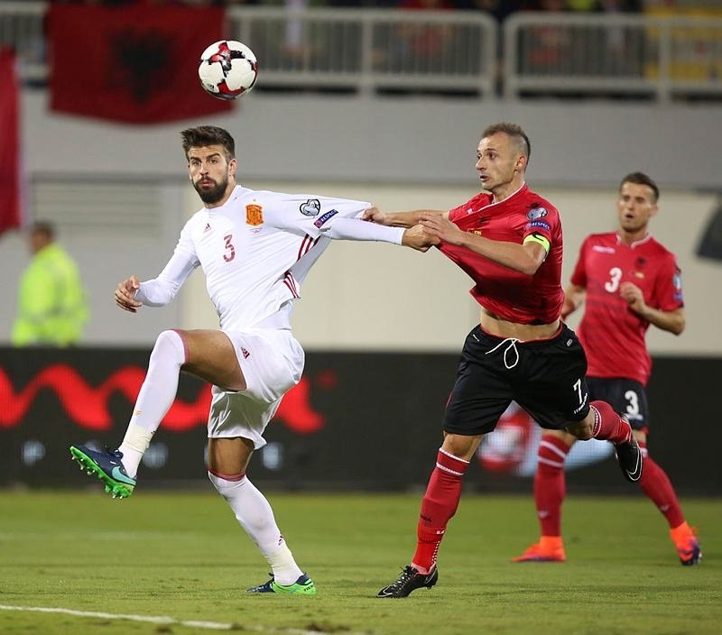 Pique’den şok hareket!