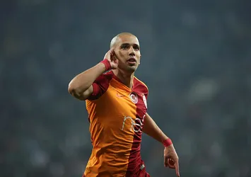 G.Saray'da Feghouli'nin bir ayağı kapıda