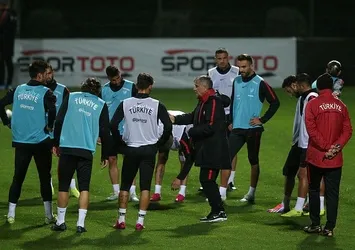 A Milliler yağmur altında çalıştı