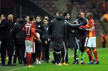 Arena koridorlarında büyük kavga