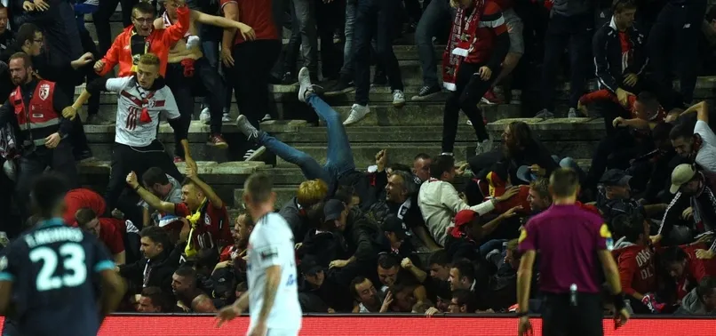 Amiens-Lille maçında tribün bariyeri çöktü
