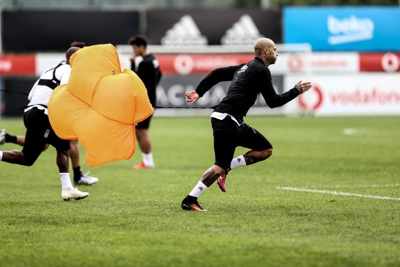 Beşiktaş’ta 3 isimle yollar ayrılıyor!
