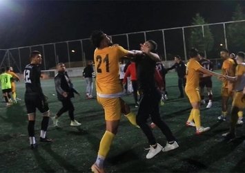 Bir futbolcu sahaya atlayan taraftarı dövdü!