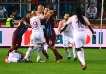 Derbide 2 kırmızı kart birden