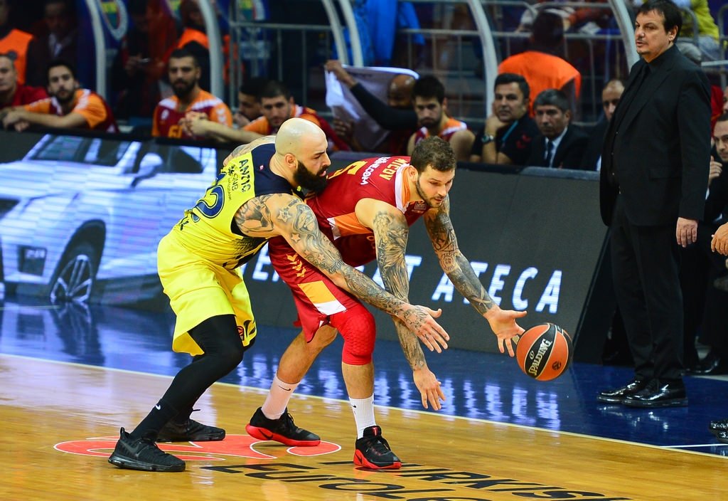 Volkan Demirel yerinde duramadı