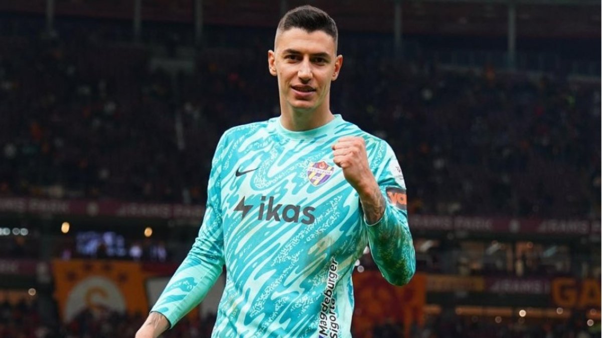 TRANSFER HABERİ: Berke Özer'den flaş Fenerbahçe hamlesi! Adı Galatasaray ile anılıyordu ve... TRANSFER HABERİ: Berke Özer'den flaş Fenerbahçe hamlesi! Adı Galatasaray ile anılıyordu ve...