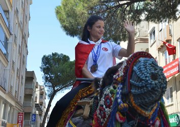 Aysun Akay'dan madalya sonrası deveyle şehir turu!