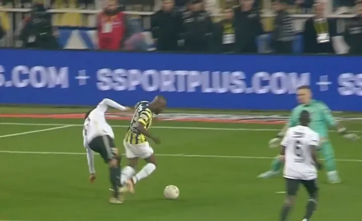 Fenerbahçe - Beşiktaş derbisinde hem kırmızı kart hem penaltı! İşte o pozisyon - 1