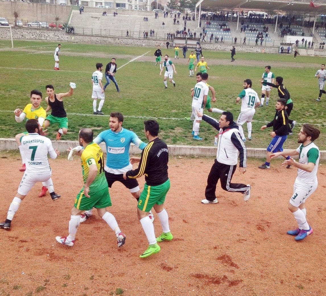 Futbolcular tekme tokat kavga etti!