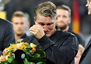Schweinsteiger gözyaşlarıyla veda etti