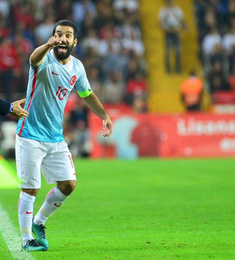 Arda Turan, uçakta gazeteciyle kavga etti
