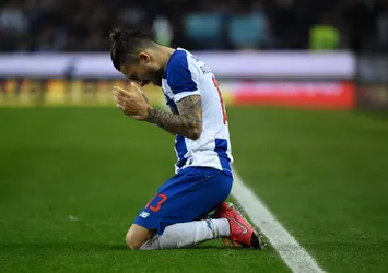 Porto batıyor! Alex Telles...