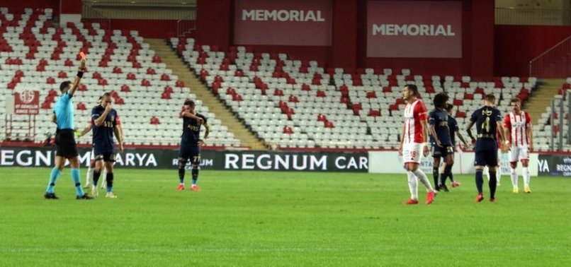 Antalyaspor - Fenerbahçe maçında Adis Jahovic'e gösterilen kırmızı kart doğru mu? Canlı yayında açıkladı
