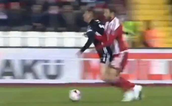 Burak Yılmaz yerde kaldı, Beşiktaş penaltı bekledi! - 1