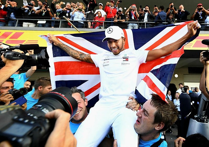 Hamilton 5’ler kulübüne girdi