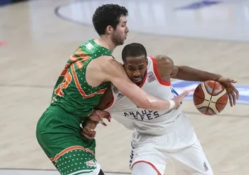 Anadolu Efes evinde Banvit'e kaybetti