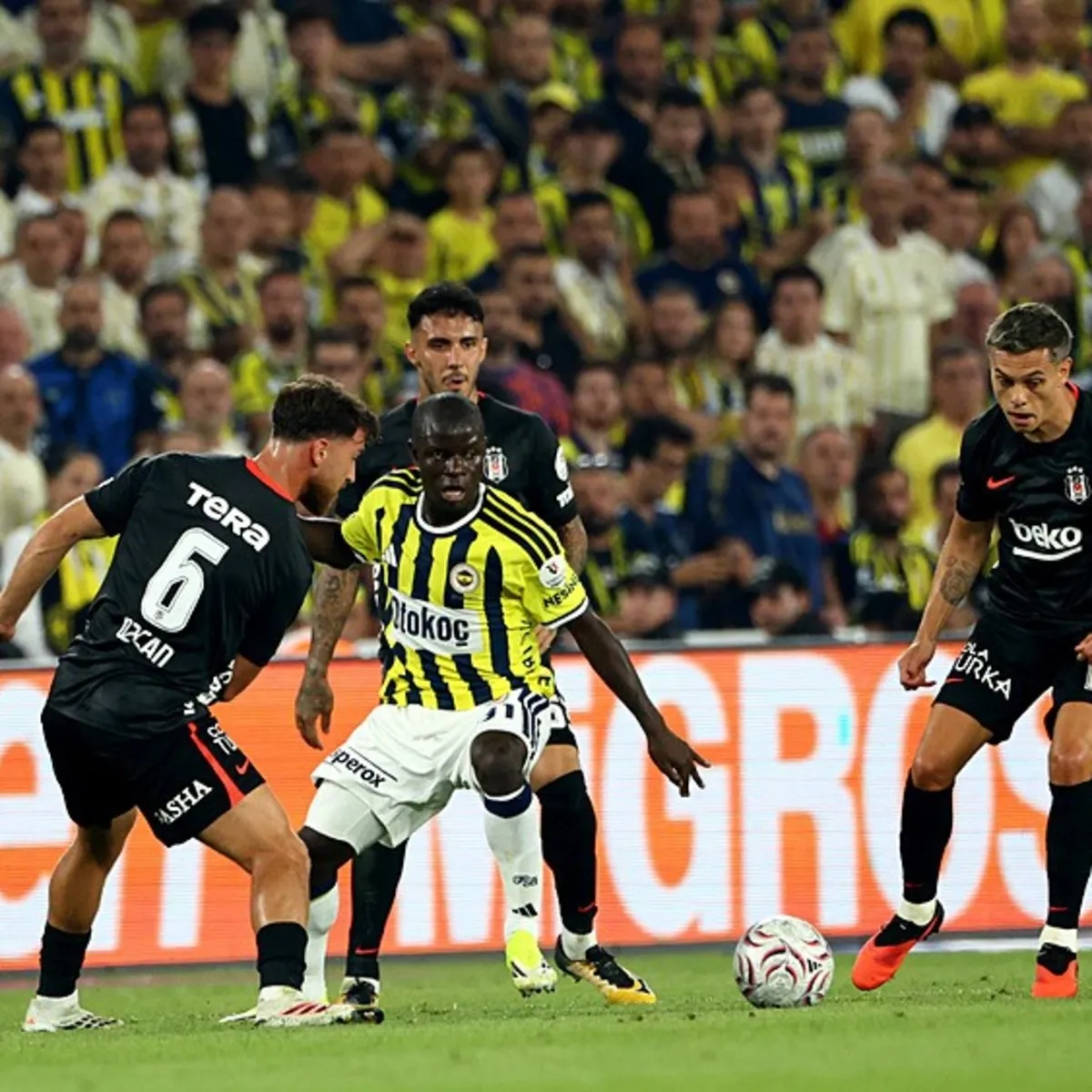 Kadıköy'de Fenerbahçe'ye karşı kazanan Beşiktaş! Ligin ilk derbisinden zaferle ayrıldılar