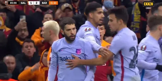 Galatasaray - Barcelona maçında Jordi Alba'dan ağır tahrik! Topu tribünlere yolladı - 4