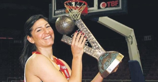 Adı Fenerbahçe ile anılan yıldız poker masasında yakalandı! Sosyal medya sallandı