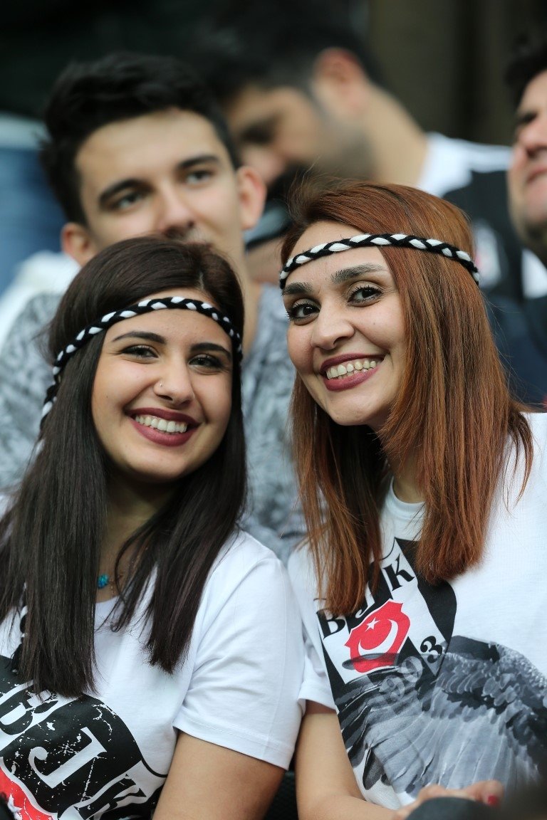 Beşiktaş tribünlerinde yenge rüzgarı