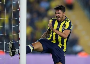 Ozan Tufan ve Van Persie ıslıklandı